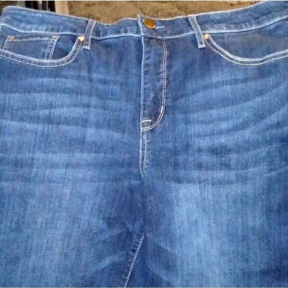 Seven 7 Plus Size Women's Weekend Bermuda Denim Jean Shorts Size 16 - Picture 4 of 7